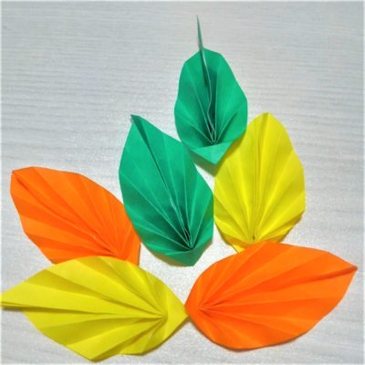 折り紙で立体の葉っぱの折り方作り方 簡単に落ち葉の折り紙リースも完成 横浜デート人気おすすめ